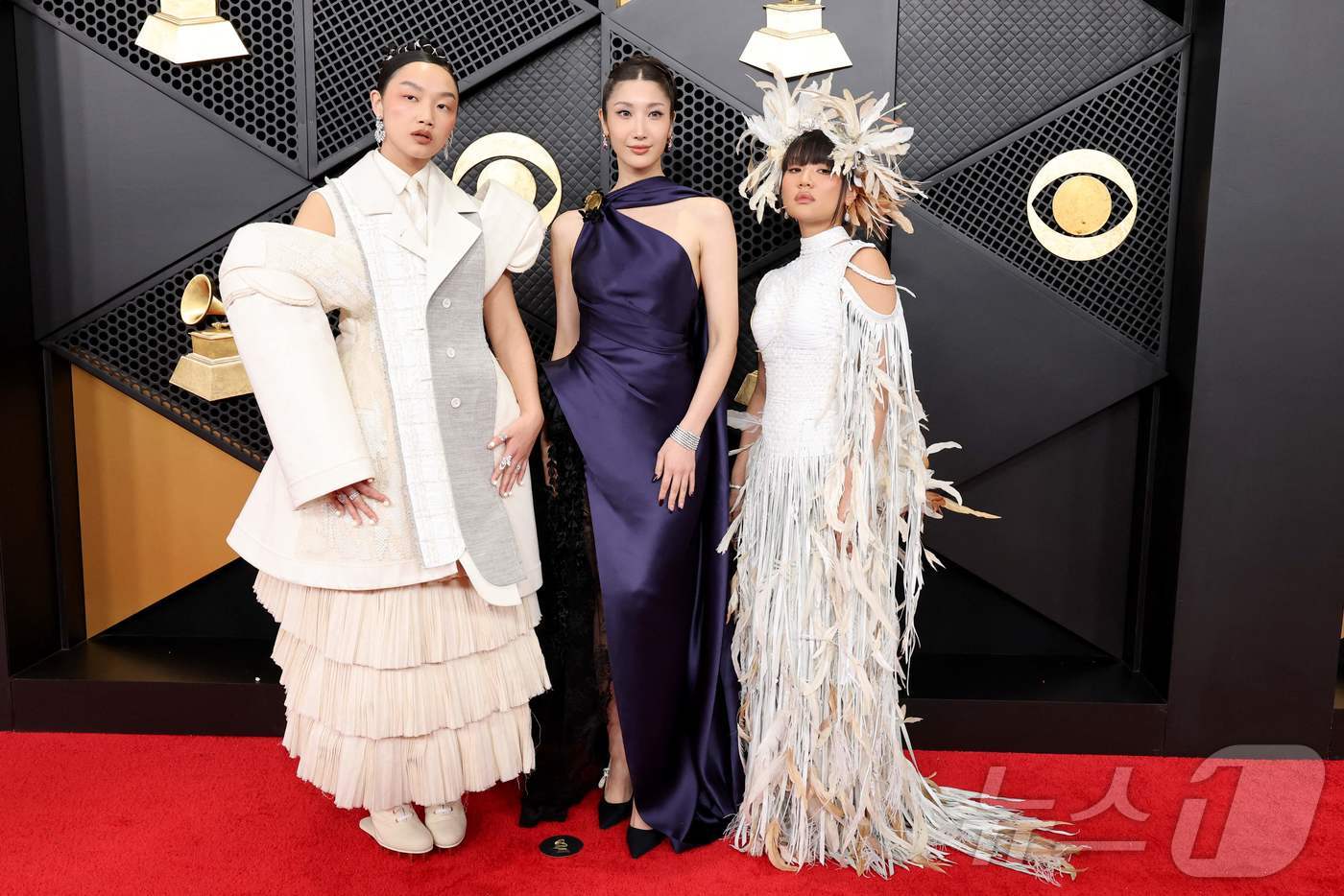 (AFP=뉴스1) = '케이팝 데몬 헌터스'(케데헌) 헌트릭스(HUNTR/X)의 오드리 누나(왼쪽부터), 이재, 레이 아미가 1일(현지시간) 미국 로스앤젤레스에서 열린 제68회 그 …