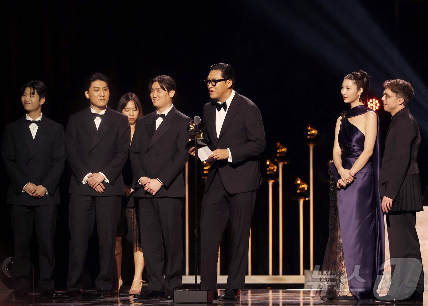 (AFP=뉴스1) = 넷플릭스 '케이팝 데몬 헌터스' OST '골든'이 1일(현지시간) 미국 로스앤젤레스에서 열린 제68회 그래미 어워드 시상식 사전 행사 프리미어 세리머니에서 베 …