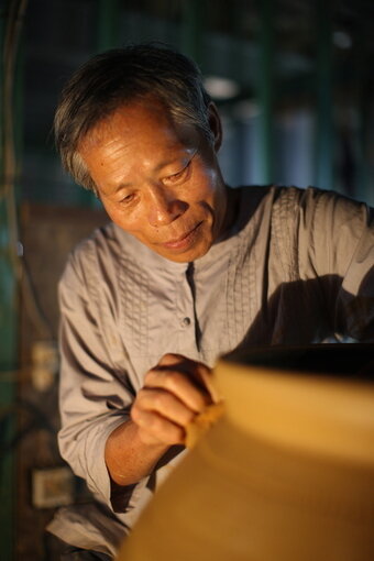 본문 이미지 - 국가무형유산 '옹기장' 보유자로 인정 예고된 방춘웅 씨(국가유산청 제공)