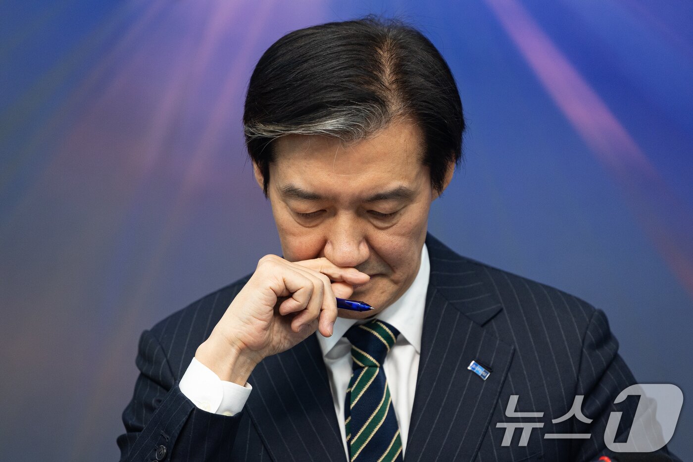 본문 이미지 - 조국 조국혁신당 대표가 2일 서울 여의도 국회에서 열린 최고위원회의에서 생각에 잠겨 있다. 2026.2.2/뉴스1 ⓒ News1 유승관 기자