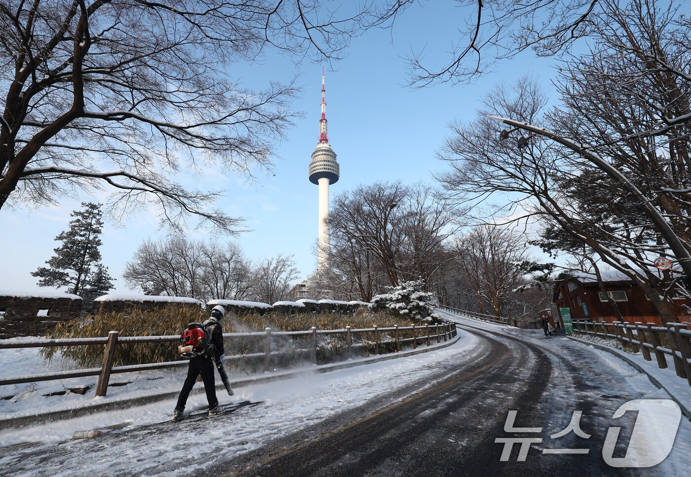 본문 이미지 - 폭설이 내린 2일 오전 서울 용산구 남산에서 작업자가 제설 작업을 하고 있다. 2026.2.2/뉴스1 ⓒ News1 김민지 기자