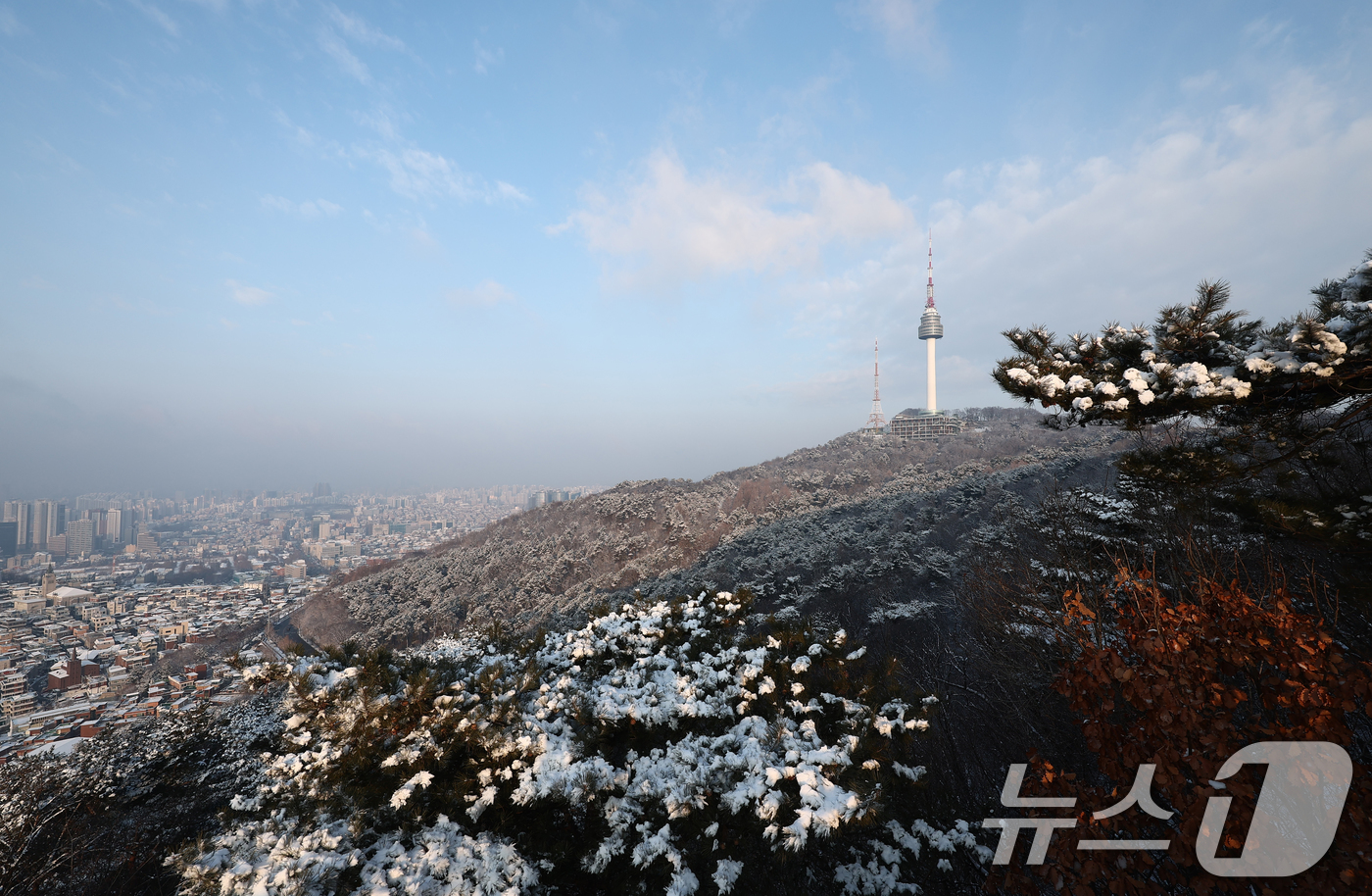 (서울=뉴스1) 김민지 기자 = 폭설이 내린 2일 오전 서울 용산구 남산에서 바라본 도심에 눈이 쌓여 있다. 2026.2.2/뉴스1