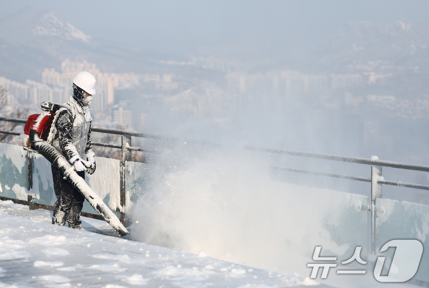 (서울=뉴스1) 김민지 기자 = 폭설이 내린 2일 오전 서울 용산구 남산에서 작업자가 제설 작업을 하고 있다. 2026.2.2/뉴스1