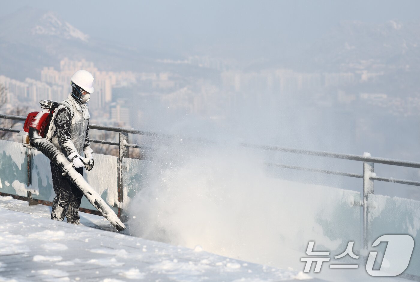 본문 이미지 - 폭설이 내린 2일 오전 서울 용산구 남산에서 작업자가 제설 작업을 하고 있다. 2026.2.2/뉴스1 ⓒ News1 김민지 기자