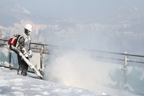 밤새 내린 눈 치우는 작업자