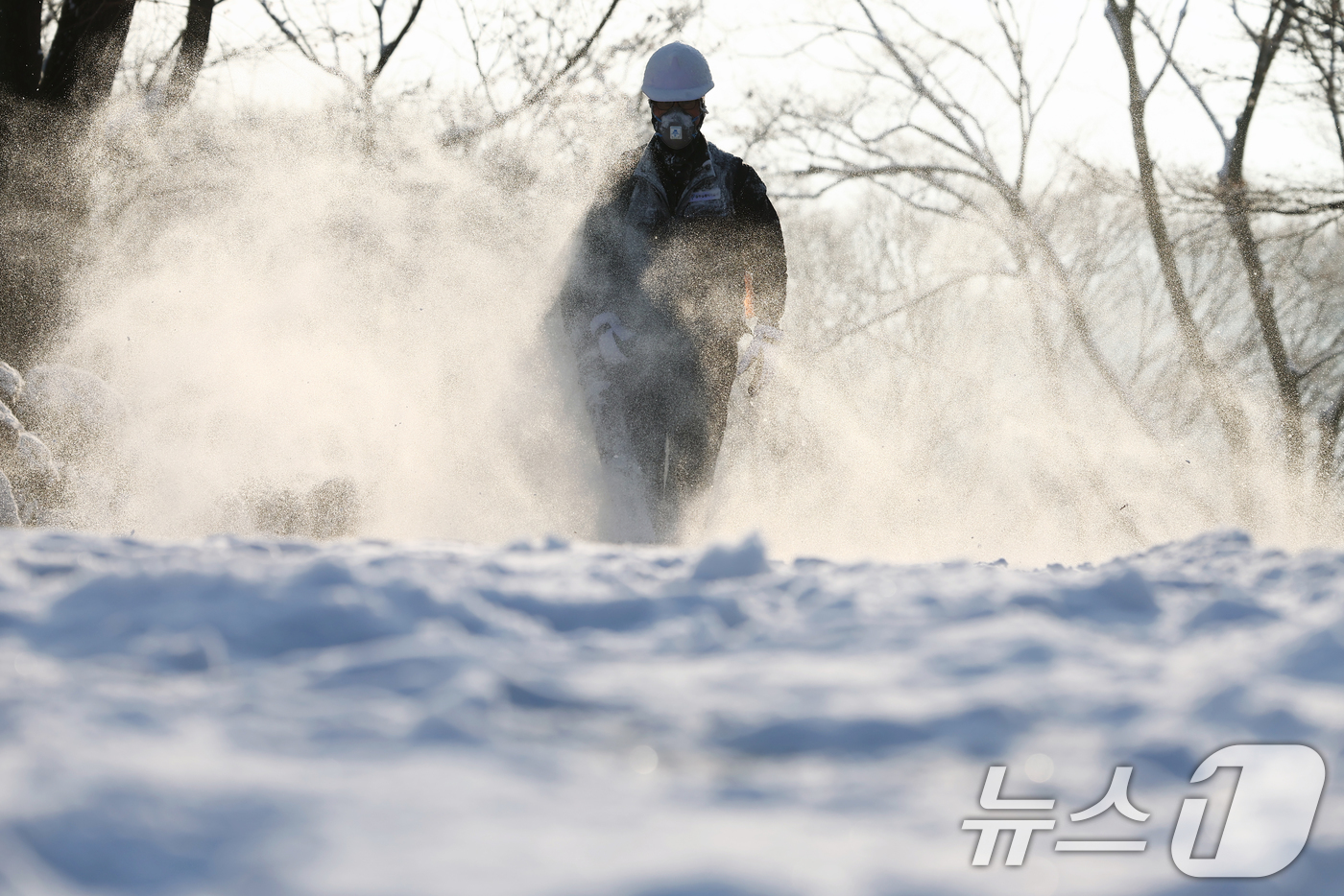 (서울=뉴스1) 김민지 기자 = 폭설이 내린 2일 오전 서울 용산구 남산에서 작업자가 제설 작업을 하고 있다. 2026.2.2/뉴스1