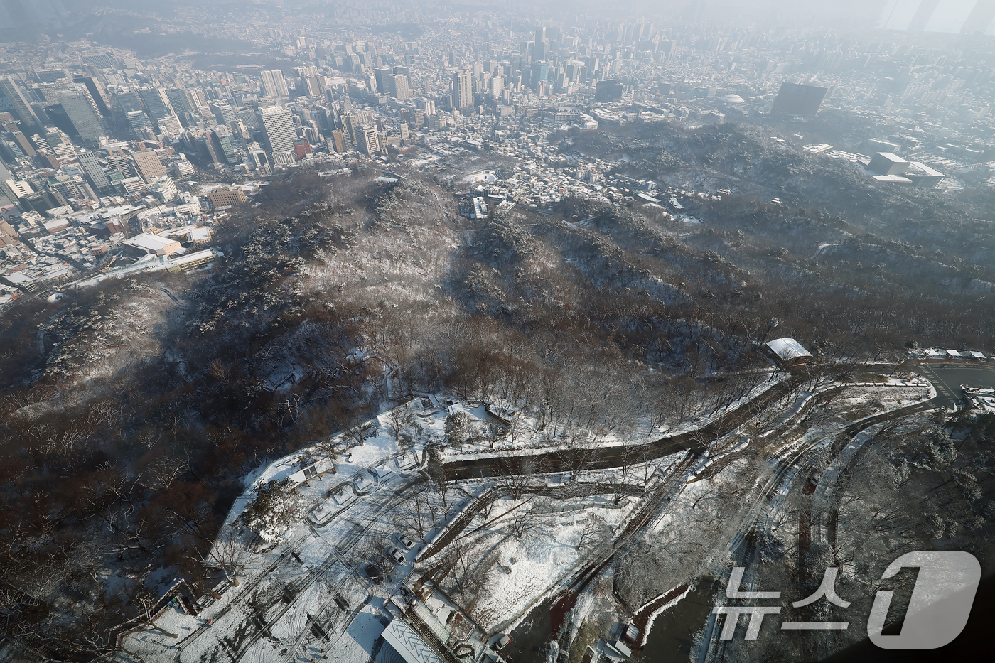 (서울=뉴스1) 김민지 기자 = 폭설이 내린 2일 오전 서울 용산구 남산 N서울타워에서 바라본 도심에 눈이 쌓여 있다. 2026.2.2/뉴스1