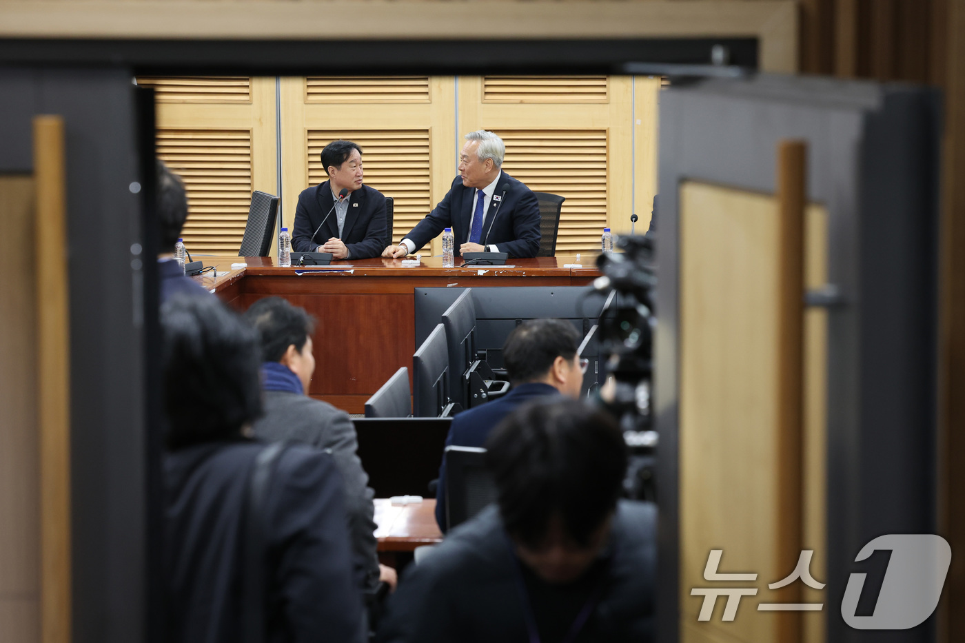 (서울=뉴스1) 신웅수 기자 = 더불어민주당 초선의원 모임인 '더민초' 대표인 이재강 의원이 2일 서울 여의도 국회 의원회관에서 열린 조국혁신당과의 합당 관련 더민초 간담회에서 의 …