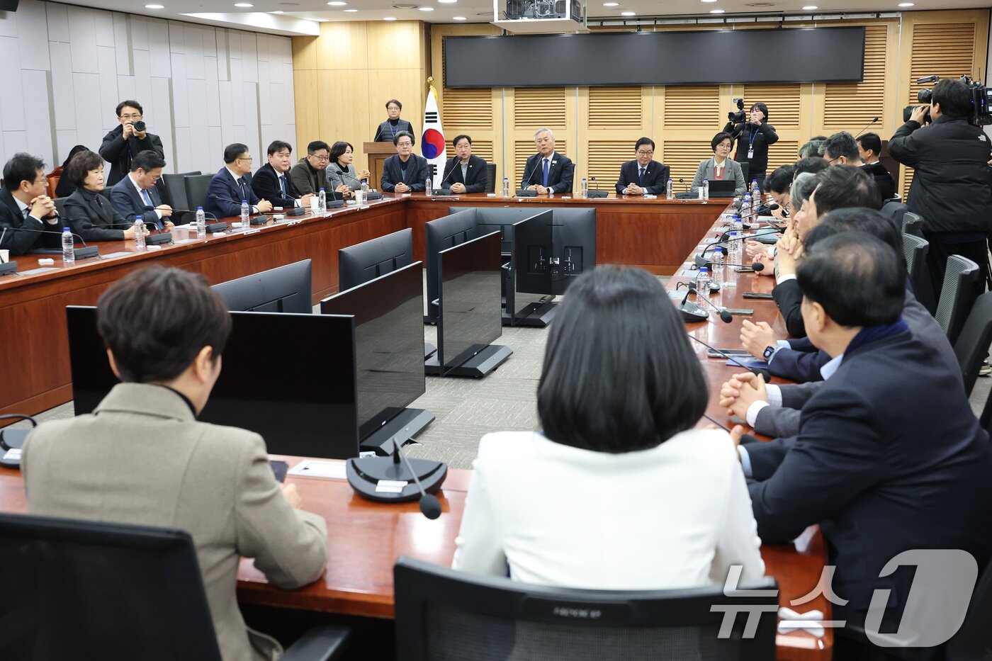 본문 이미지 - 더불어민주당 초선의원 모임인 '더민초' 대표인 이재강 의원이 2일 서울 여의도 국회 의원회관에서 열린 조국혁신당과의 합당 관련 더민초 간담회에서 의원들과 대화하고 있다. 2026.2.2/뉴스1 ⓒ News1 신웅수 기자