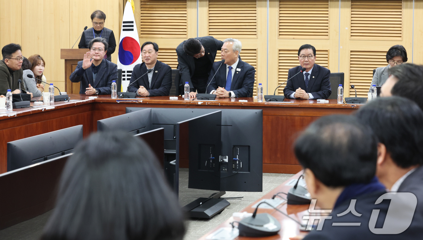 (서울=뉴스1) 신웅수 기자 = 더불어민주당 초선의원 모임인 '더민초' 대표인 이재강 의원이 2일 서울 여의도 국회 의원회관에서 열린 조국혁신당과의 합당 관련 더민초 간담회에서 의 …