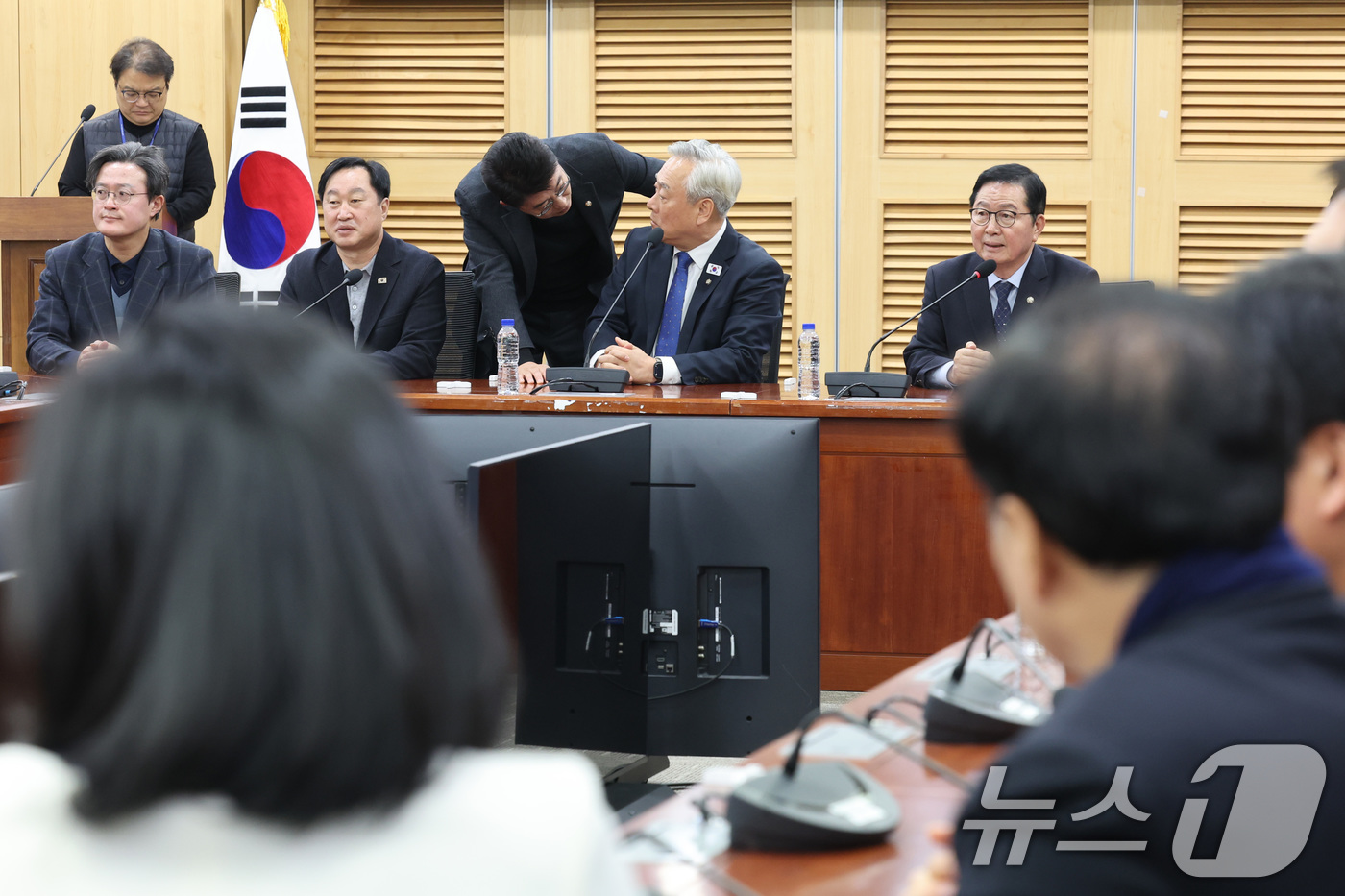 (서울=뉴스1) 신웅수 기자 = 더불어민주당 초선의원 모임인 '더민초' 대표인 이재강 의원이 2일 서울 여의도 국회 의원회관에서 열린 조국혁신당과의 합당 관련 더민초 간담회에서 의 …