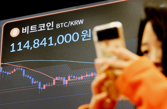 9개월 전 저점까지 깬 비트코인…'큰손' 투자자도 손실 구간 진입