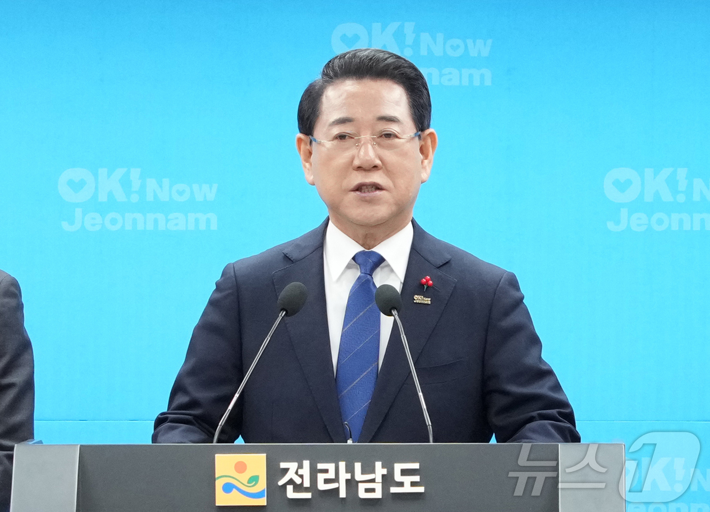 (무안=뉴스1) 전원 기자 = 김영록 전라남도지사가 2일 도청 브리핑룸에서 전남·광주 반도체 삼각 클러스트 비전에 관련해 발표를 하고 있다.(전남도 제공. 재판매 및 DB금지) 2 …