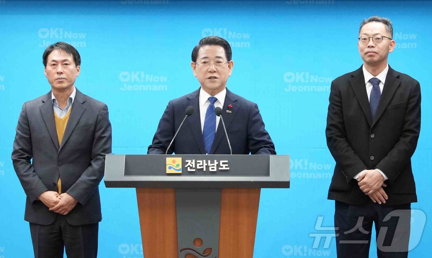 (무안=뉴스1) 전원 기자 = 김영록 전라남도지사가 2일 도청 브리핑룸에서 전남·광주 반도체 삼각 클러스트 비전에 관련해 발표를 하고 있다.(전남도 제공. 재판매 및 DB금지)20 …