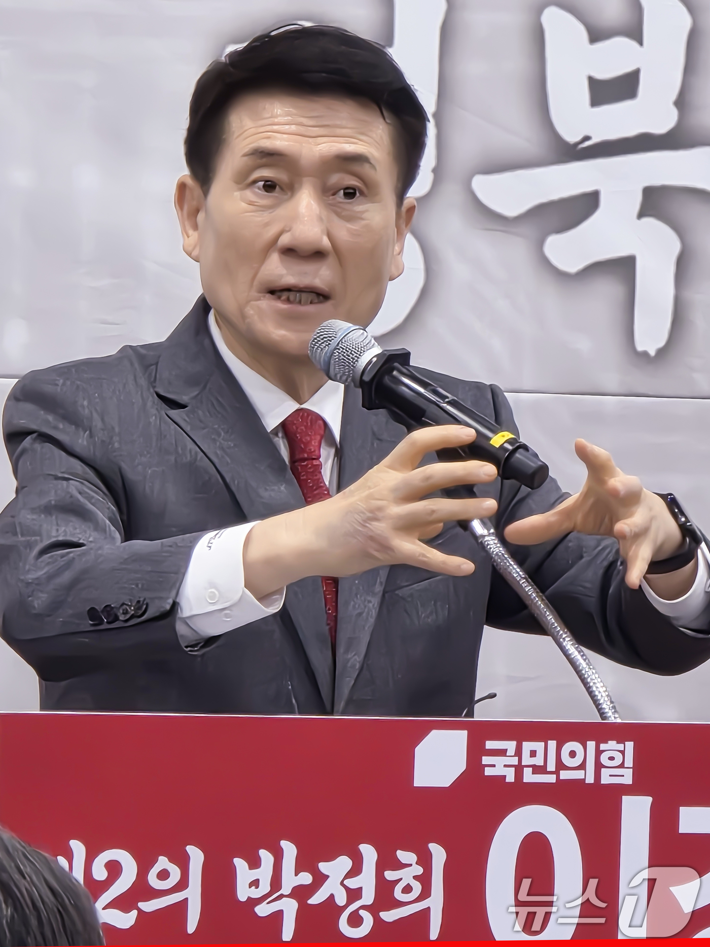 (구미=뉴스1) 정우용 기자 = 이강덕 경북 포항시장이 2일 구미시 구미코에서 기자회견을 갖고 6·3지방선거 경북도지사 출마를 선언하고 있다.이 시장은 기자회견에서  “경북의 미래 …