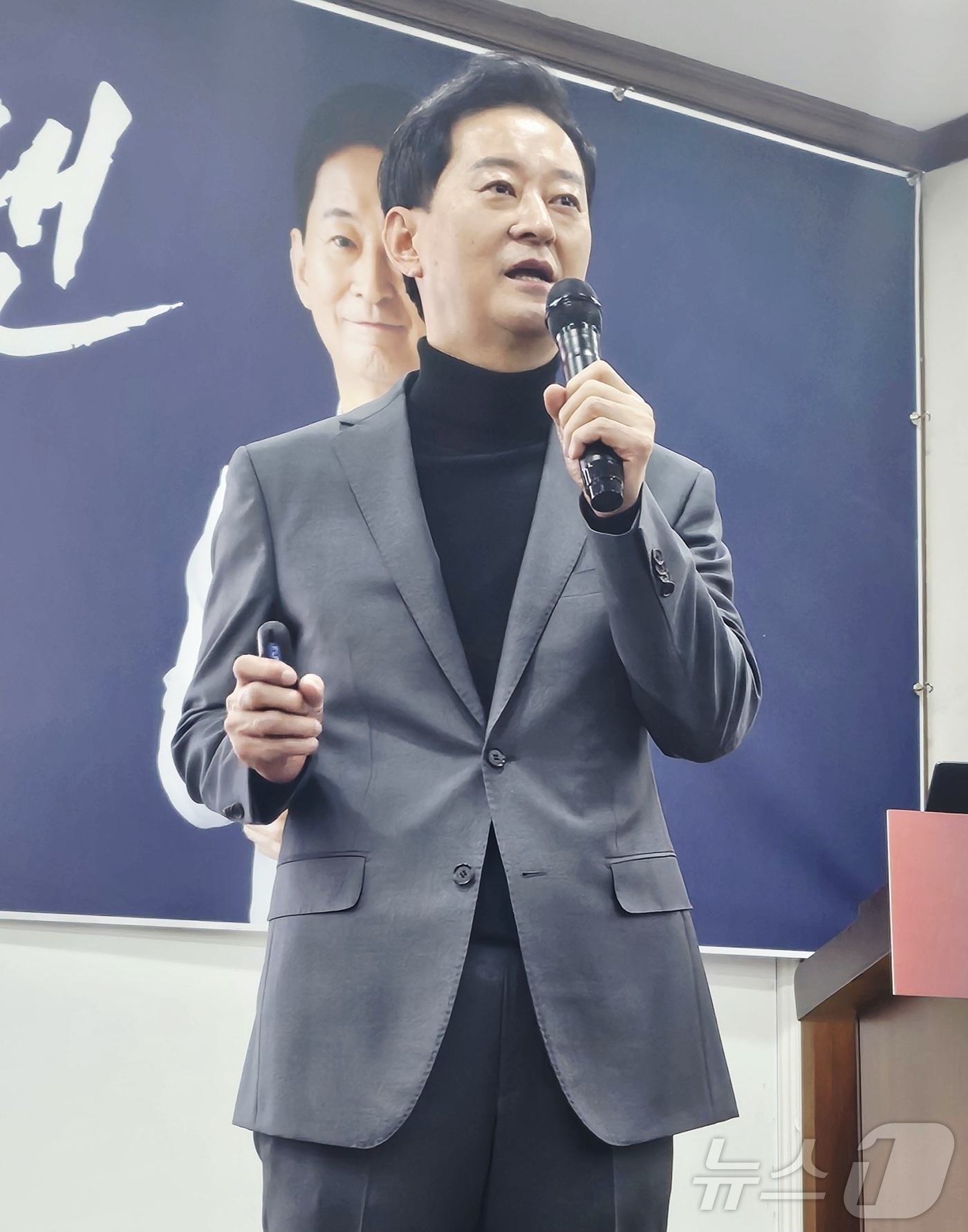 (대구=뉴스1) 남승렬 기자 = 6·3 지방선거 대구시장 출마 예정자인 최은석 국민의힘 의원(대구 동구·군위군갑)이 2일 대구 수성구 국민의힘 대구시당에서 정책발표회를 열고 '80 …