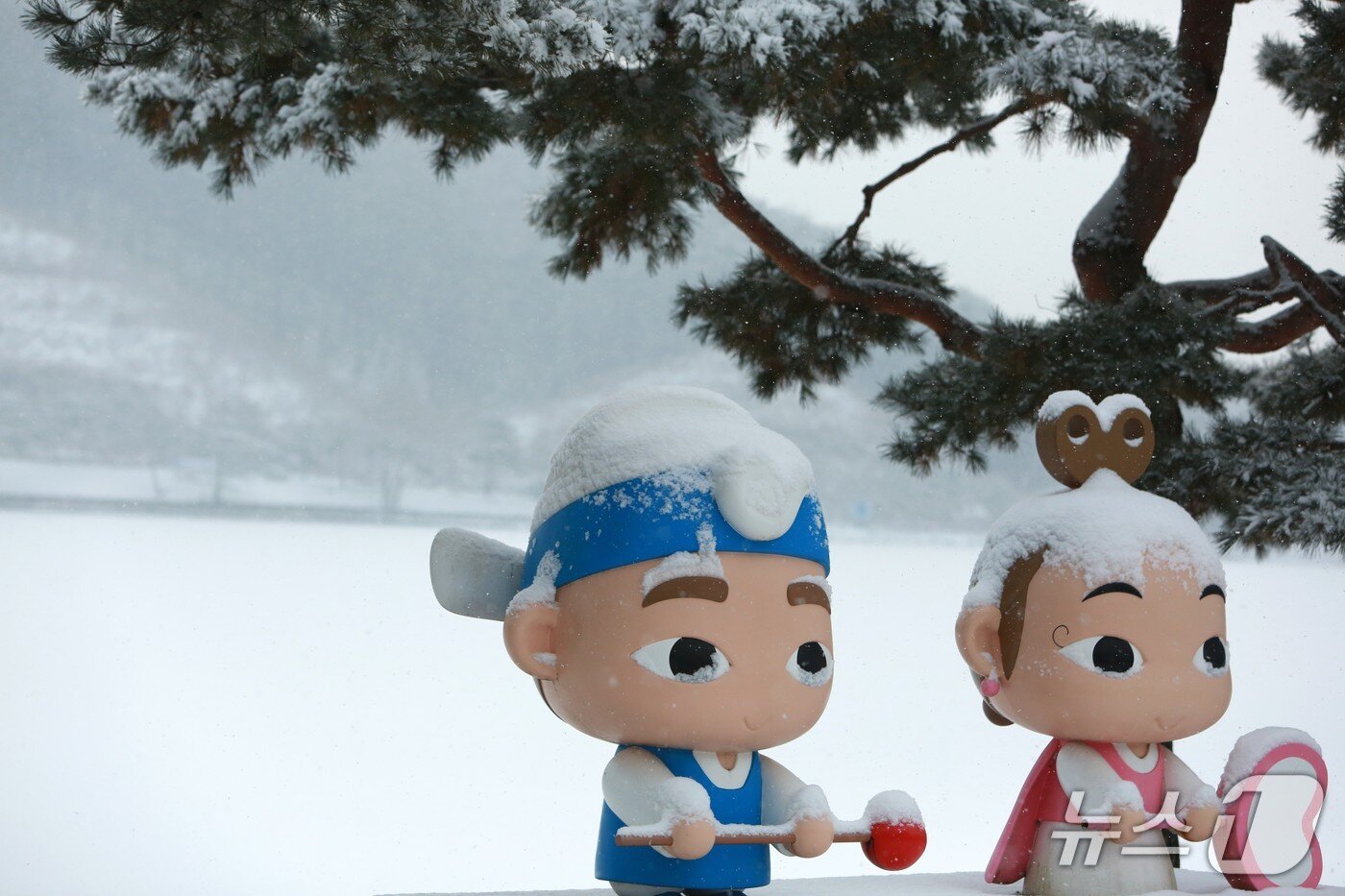본문 이미지 - 2일 의림지 내에 있는 제천 캐릭터 박달이와 금봉이의 머리 위에도 눈이 덮여있다. 2026. 2.2 ⓒNews1 /뉴스1 손도언 기자 