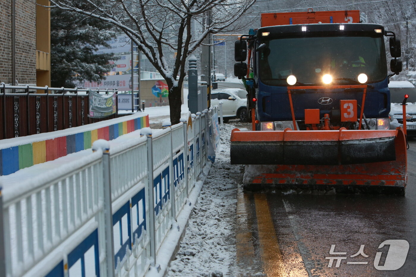 본문 이미지 - 제천시 제설차량. 2026. 2.2 ⓒNews1 /뉴스1 손도언 기자  