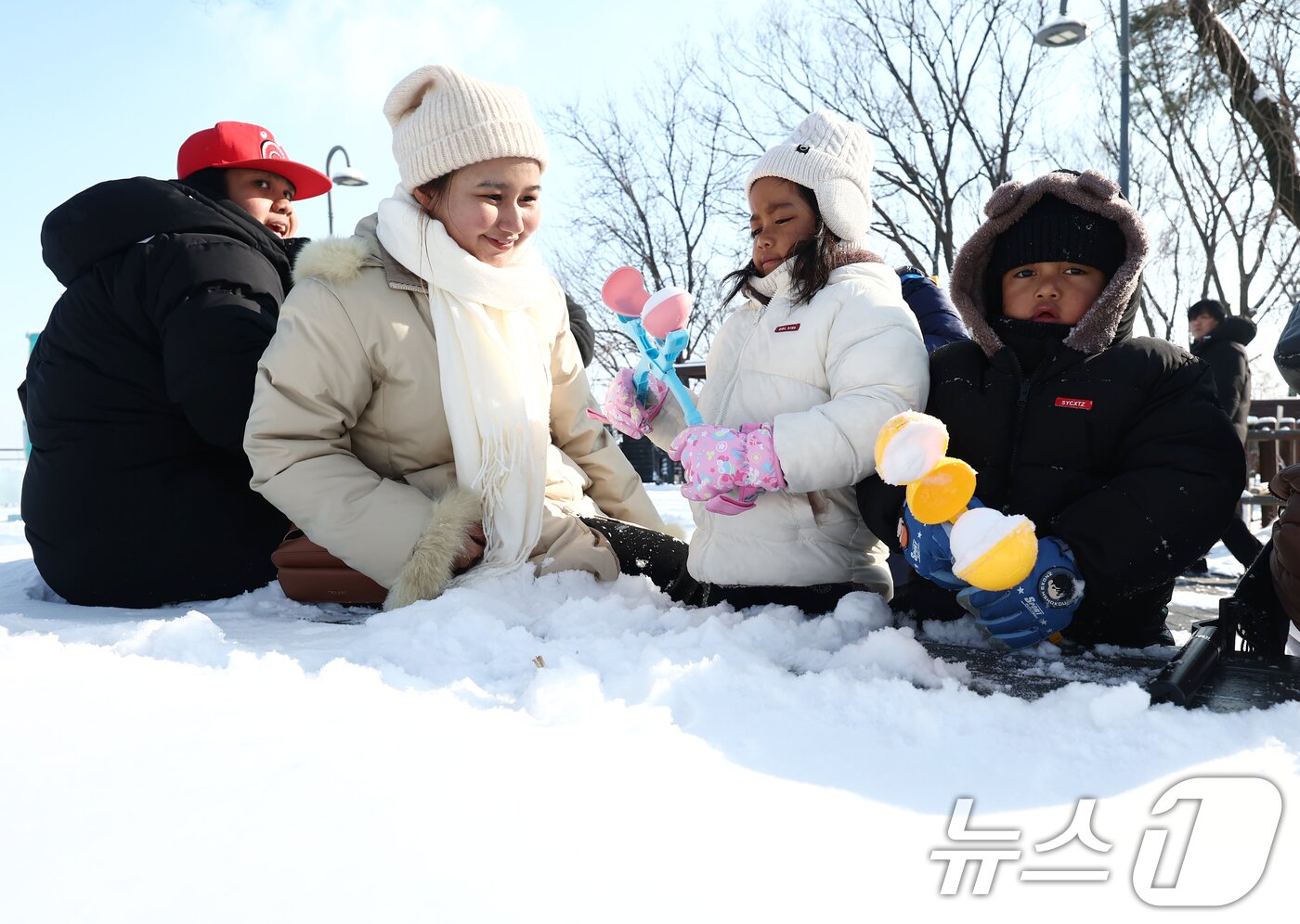 본문 이미지 - 폭설이 내린 2일 오전 서울 용산구 남산을 찾은 외국인 어린이들이 눈사람을 만들고 있다. 2026.2.2/뉴스1 ⓒ News1 김민지 기자