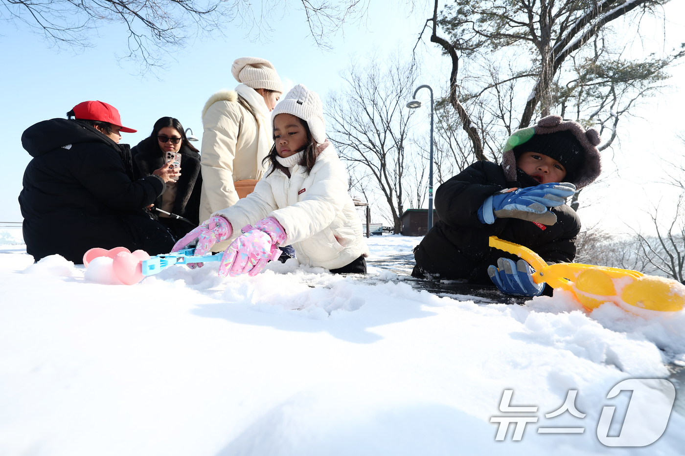 (서울=뉴스1) 김민지 기자 = 폭설이 내린 2일 오전 서울 용산구 남산을 찾은 외국인 어린이들이 눈사람을 만들고 있다. 2026.2.2/뉴스1
