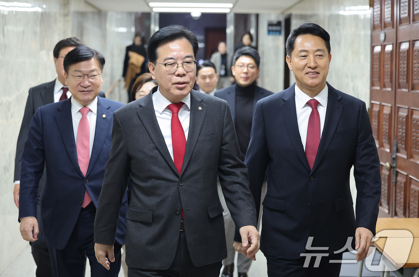 (서울=뉴스1) 신웅수 기자 = 송언석 국민의힘 원내대표와 오세훈 서울시장이 2일 서울 여의도 국회에서 열린 국민의힘-서울시 부동산정책협의회에 참석하고 있다. 2026.2.2/뉴스 …
