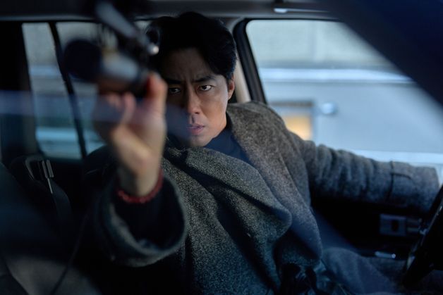 조인성 총기 액션에 박정민 합기도…'휴민트' 극강의 카타르시스