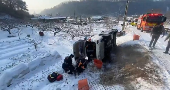화순서 눈길에 차 미끄러져…3명 병원 이송
