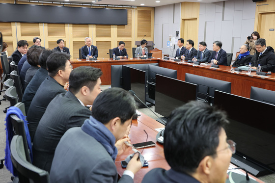 민주 초선 40명, 정청래에 반기…"합당 논의 중단해야"