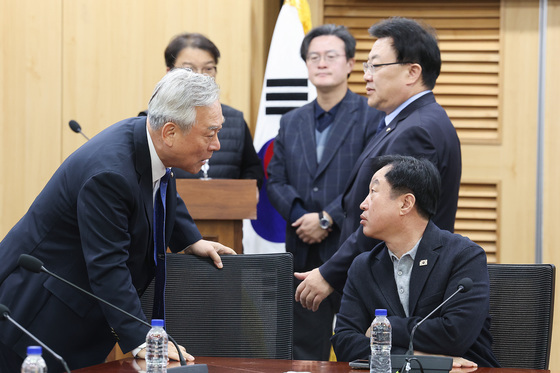 민주 초선 대다수, 합당 중단론…"지선 후 재논의"(종합)