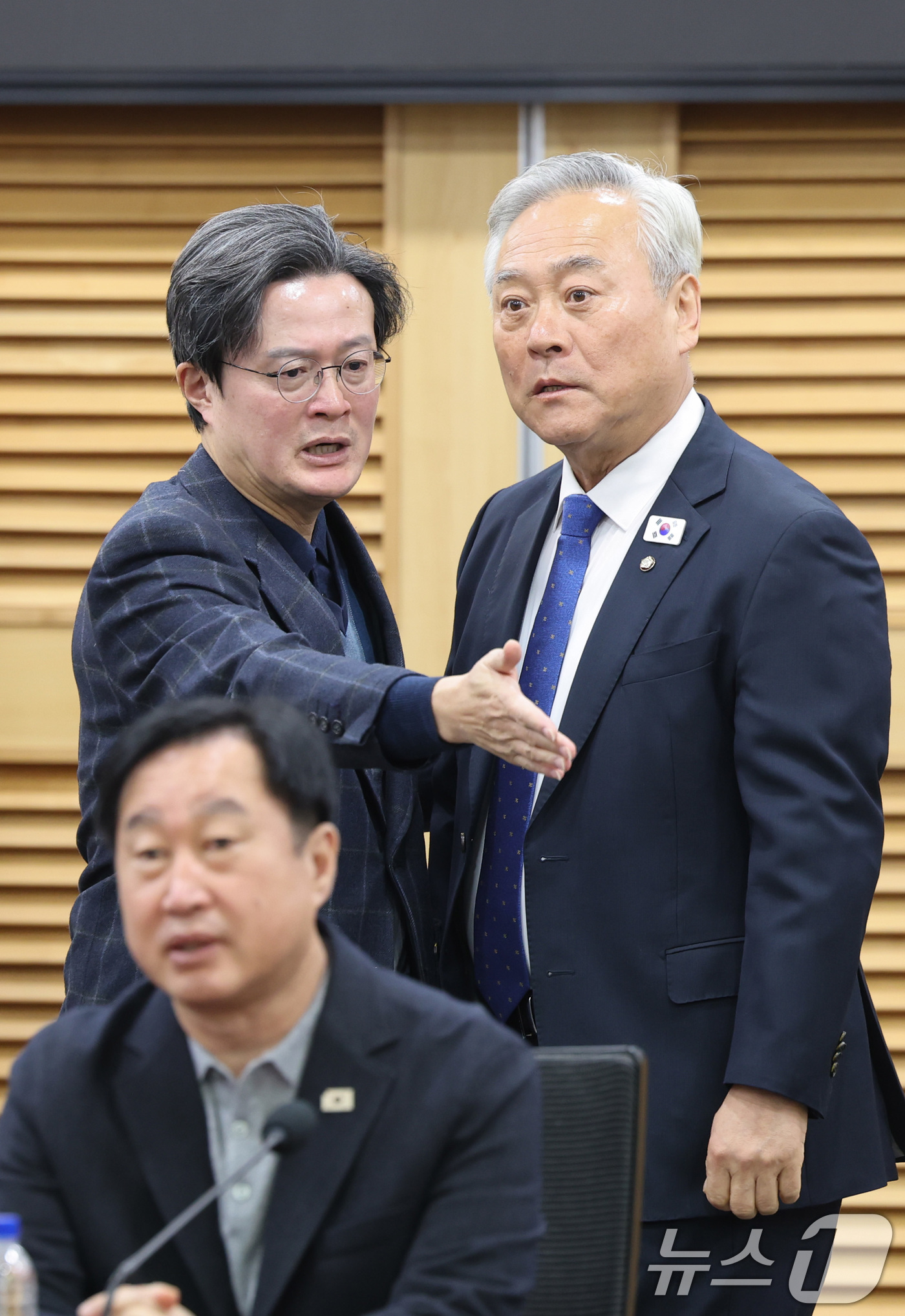 (서울=뉴스1) 신웅수 기자 = 더불어민주당 초선의원 모임인 '더민초' 대표인 이재강 의원이 2일 서울 여의도 국회 의원회관에서 열린 조국혁신당과의 합당 관련 더민초 간담회에서 의 …