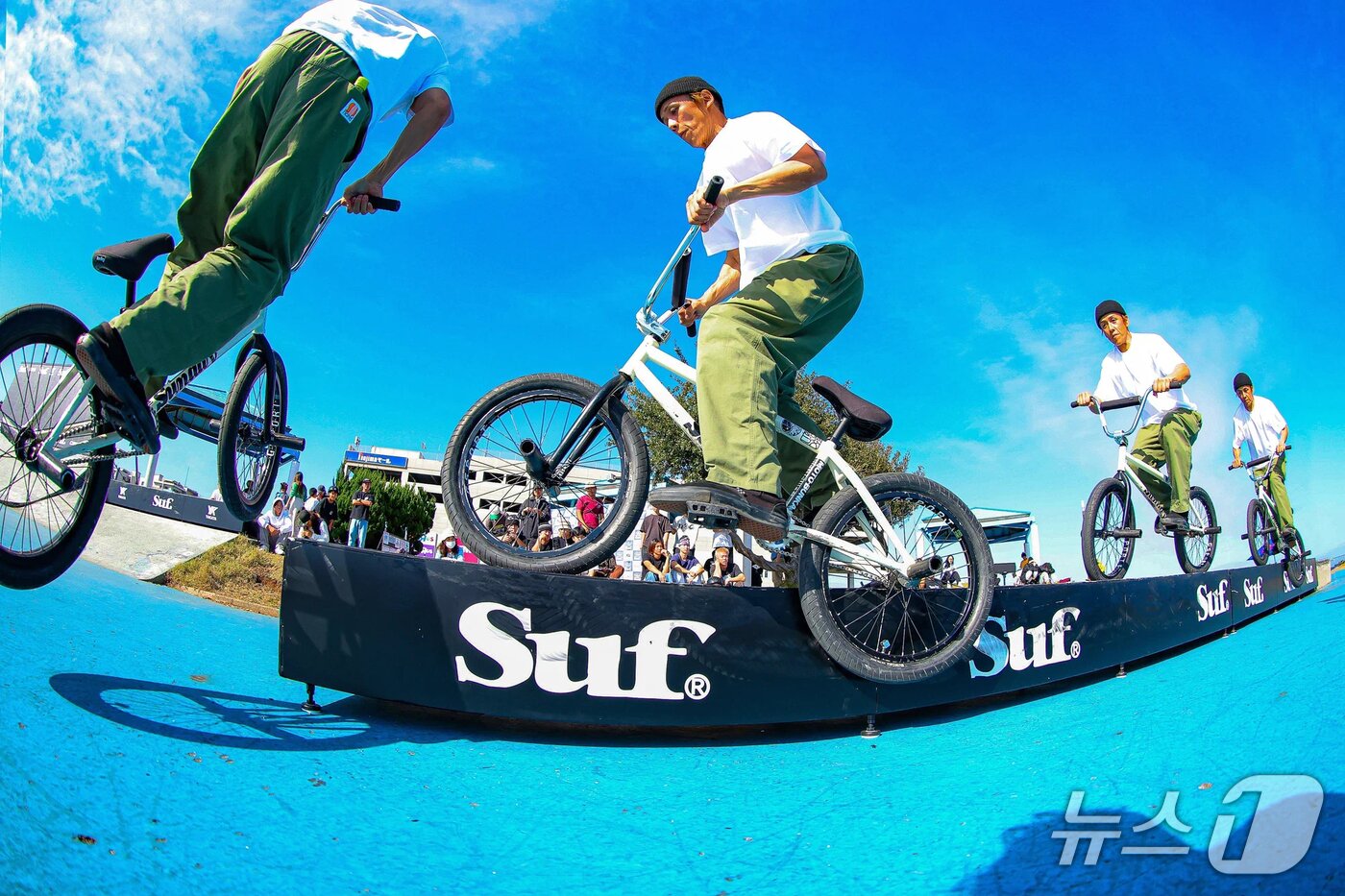 본문 이미지 - 일본 브랜드 SUF의 BMX라이더의 라이딩 장면(UWS 제공)