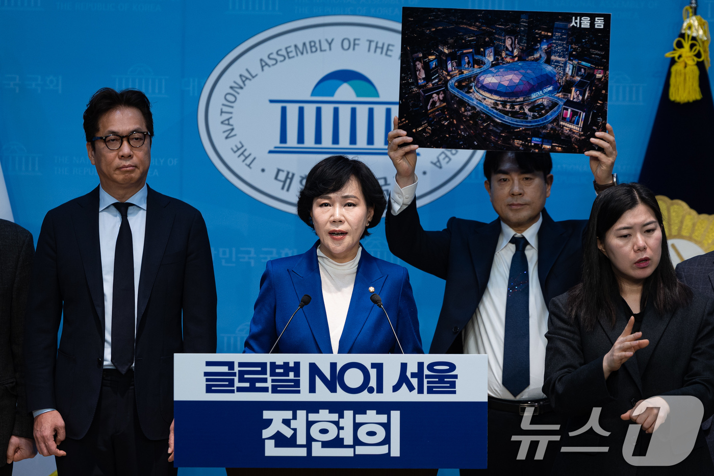 (서울=뉴스1) 유승관 기자 = 전현희 더불어민주당 의원이 2일 서울 여의도 국회 소통관에서 기자회견을 열고 서울시장 출마를 선언하고 있다. 2026.2.2/뉴스1