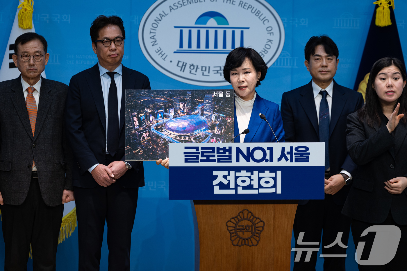 (서울=뉴스1) 유승관 기자 = 전현희 더불어민주당 의원이 2일 서울 여의도 국회 소통관에서 기자회견을 열고 서울시장 출마를 선언하고 있다. 2026.2.2/뉴스1