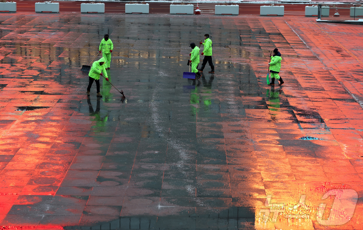 (서울=뉴스1) 구윤성 기자 = 2일 오전 서울 광화문광장에서 시설 관계자들이 제설작업을 하고 있다.