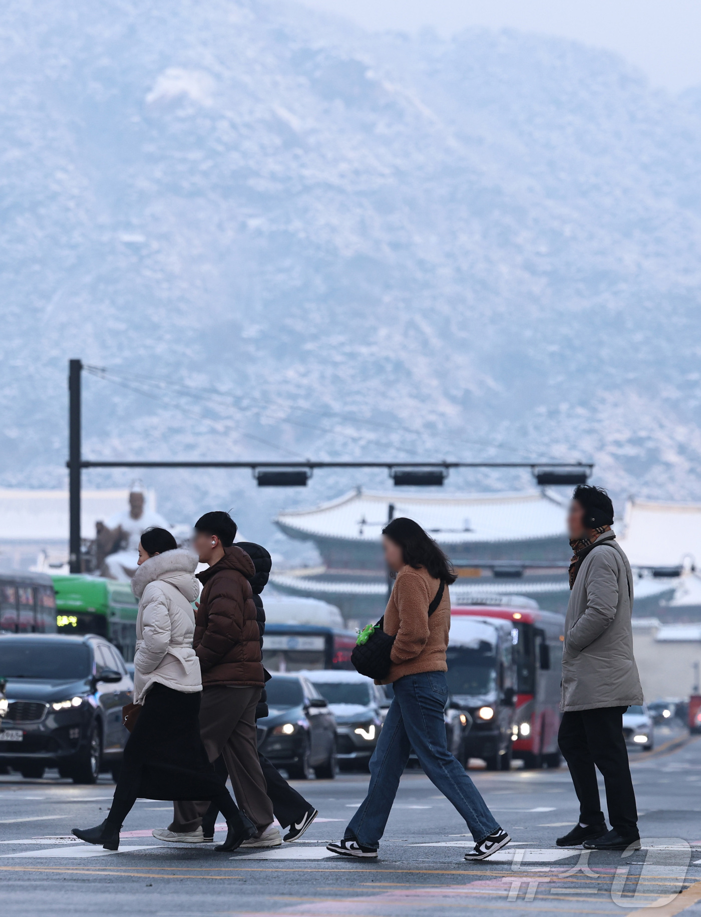 (서울=뉴스1) 구윤성 기자 = 2일 오전 시민들이 눈 쌓인 서울 광화문 앞을 걷고 있다. 2026.2.2/뉴스1