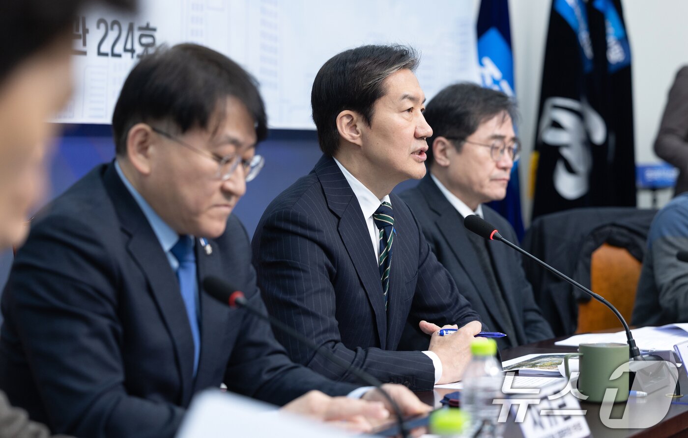 본문 이미지 - 조국 조국혁신당 대표가 2일 서울 여의도 국회에서 열린 조국혁신당 新토지공개념 입법추진단 출범식 및 토론회에서 모두발언하고 있다. 2026.2.2/뉴스1 ⓒ News1 이승배 기자