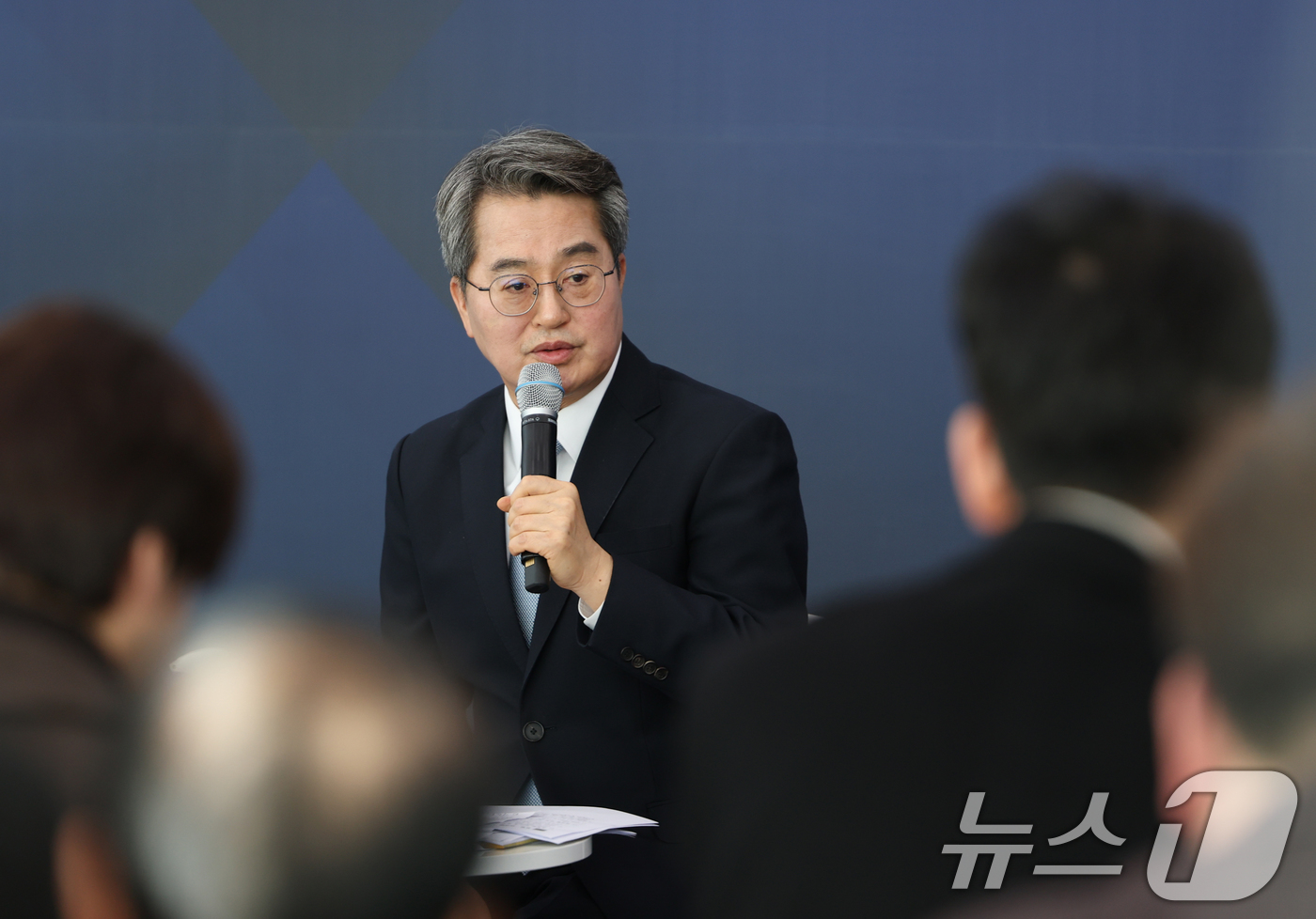 (수원=뉴스1) 김영운 기자 = 김동연 경기도지사가 2일 경기 수원시 영통구 경기도청에서 열린 '2026 경기도 신년 기자간담회'에서 취재진의 질문에 답하고 있다. 2026.2.2 …