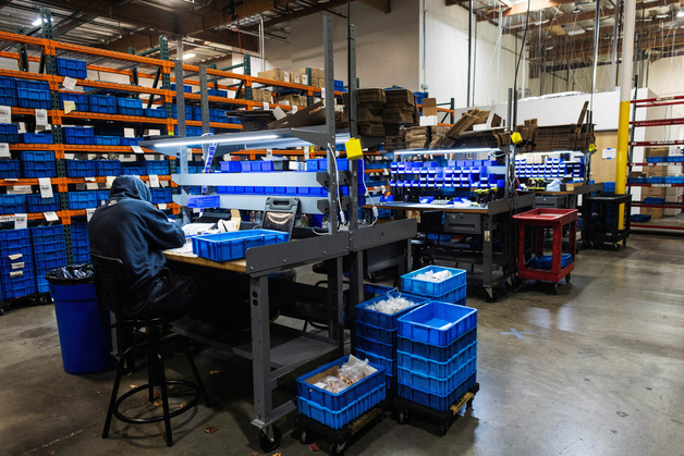 AI 습격에 더 위험해진 사무직…美젊은이들 생산직 몰려간다