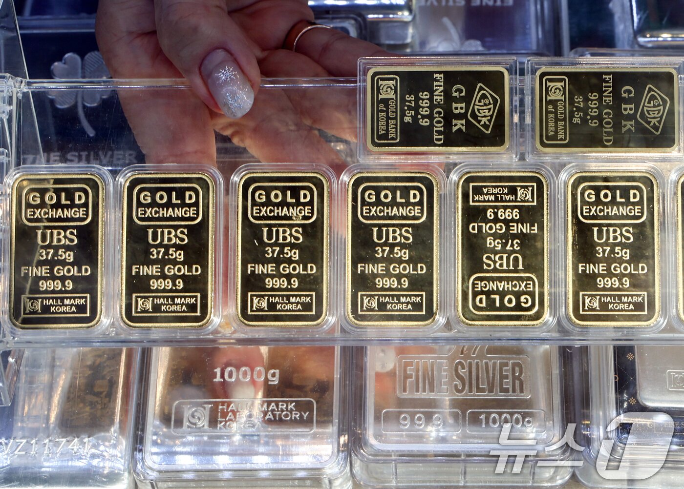 본문 이미지 - 주말동안 국제 금·은 가격이 폭락한 후 진정세를 보이고 있는 2일 서울 시내 금은방에 금·은 제품이 진열되어 있다. 지난달 30일(현지시간)국제 원자재 시장에서 금은 11.39% 하락한 온스당 4745.10, 은 가격은 31.37% 내린 78.531에 마감했다. 2026.2.2/뉴스1 ⓒ News1 최지환 기자