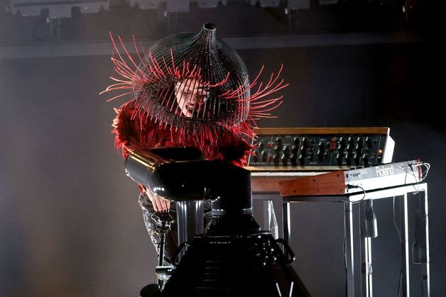 레이디 가가, 역시나 독보적…바구니 쓰고 파워풀 무대 [68회 그래미]