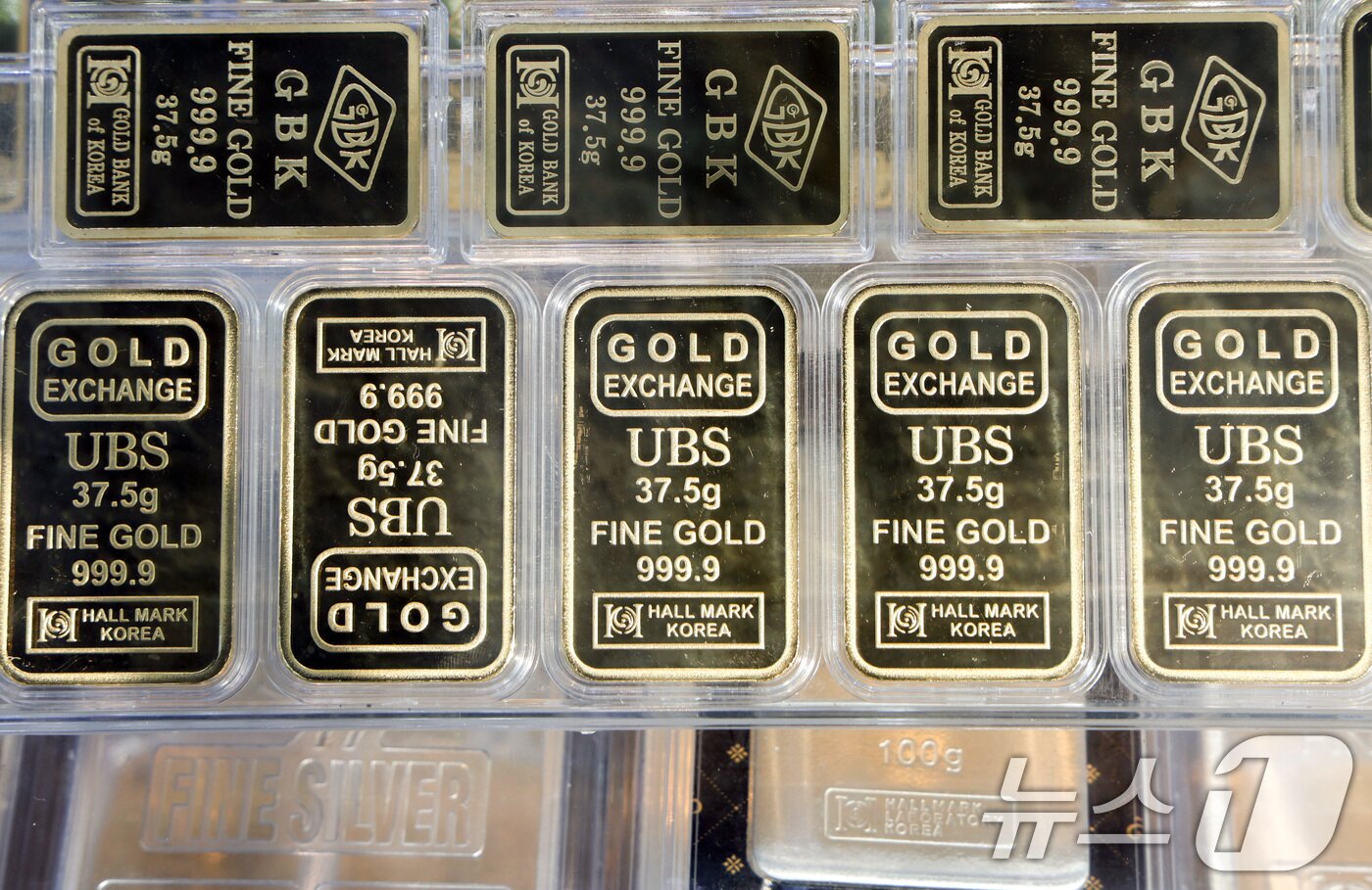 본문 이미지 - 서울 시내 금은방에 금·은 제품이 진열되어 있다. 2026.2.2 ⓒ 뉴스1 최지환 기자