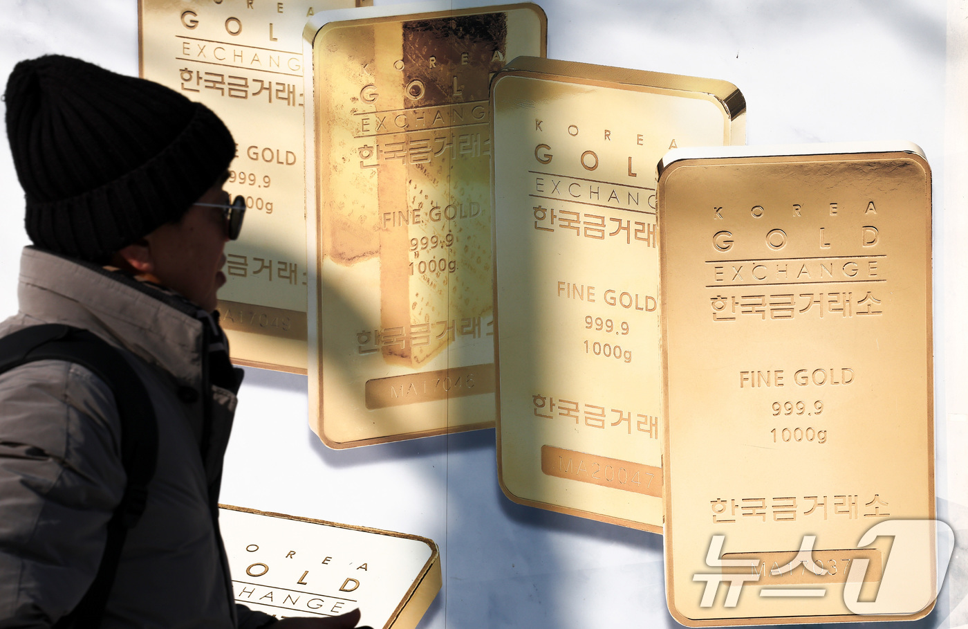 (서울=뉴스1) 최지환 기자 = 주말동안 국제 금·은 가격이 폭락한 후 진정세를 보이고 있는 2일 서울 시내 귀금속 거리의 모습.지난달 30일(현지시간)국제 원자재 시장에서 금은 …