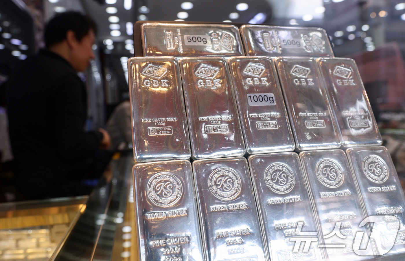 (서울=뉴스1) 최지환 기자 = 주말동안 국제 금·은 가격이 폭락한 후 진정세를 보이고 있는 2일 서울 시내 금은방에 실버바가 진열돼 있다.지난달 30일(현지시간)국제 원자재 시장 …