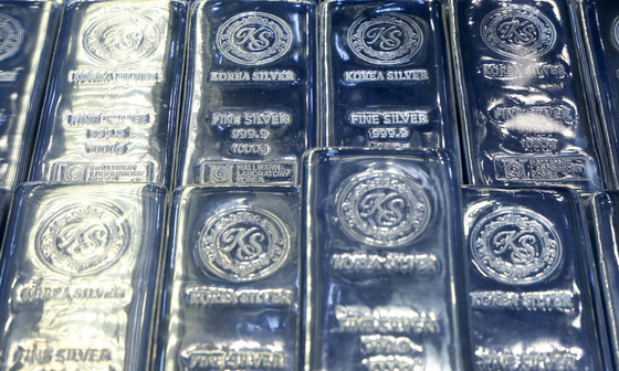 이틀간 반등했던 은값 17% 폭락, 다시 주말 수준으로(상보)