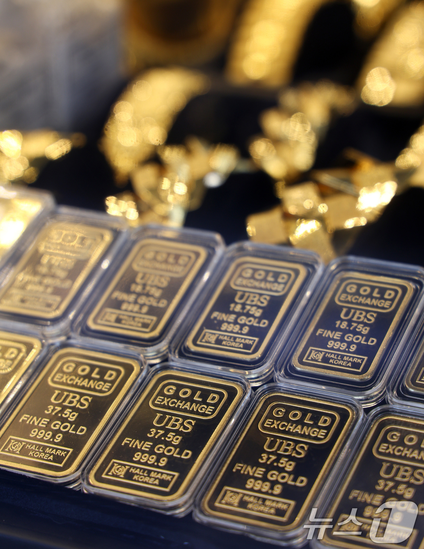 (서울=뉴스1) 최지환 기자 = 주말동안 국제 금·은 가격이 폭락한 후 진정세를 보이고 있는 2일 서울 시내 금은방에 골드바가 진열돼 있다.지난달 30일(현지시간)국제 원자재 시장 …