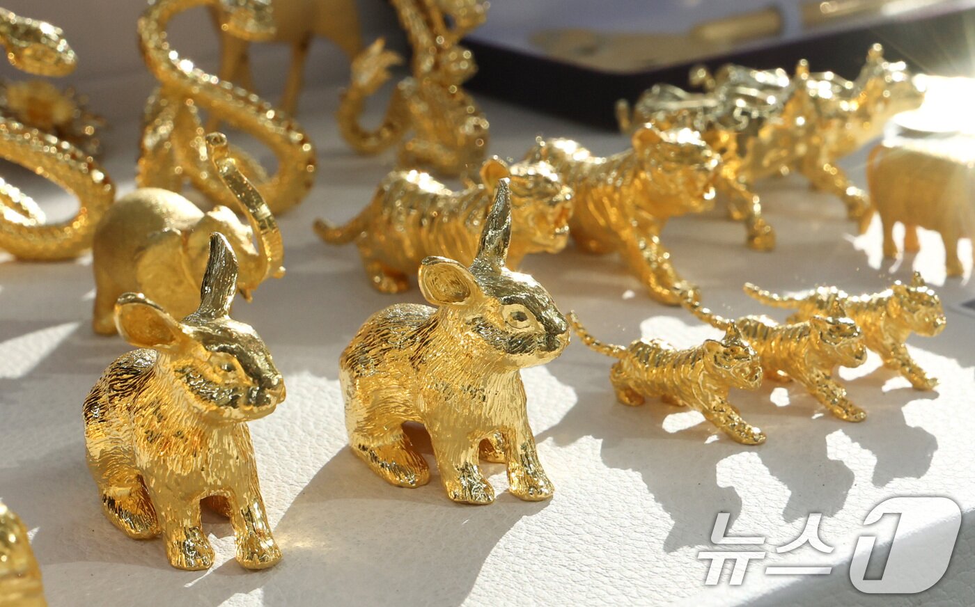 본문 이미지 - 주말동안 국제 금·은 가격이 폭락한 후 진정세를 보이고 있는 2일 서울 시내 금은방에 골드바가 진열돼 있다. 지난달 30일(현지시간)국제 원자재 시장에서 금은 11.39% 하락한 온스당 4745.10, 은 가격은 31.37% 내린 78.531에 마감했다. 2026.2.2/뉴스1 ⓒ News1 최지환 기자