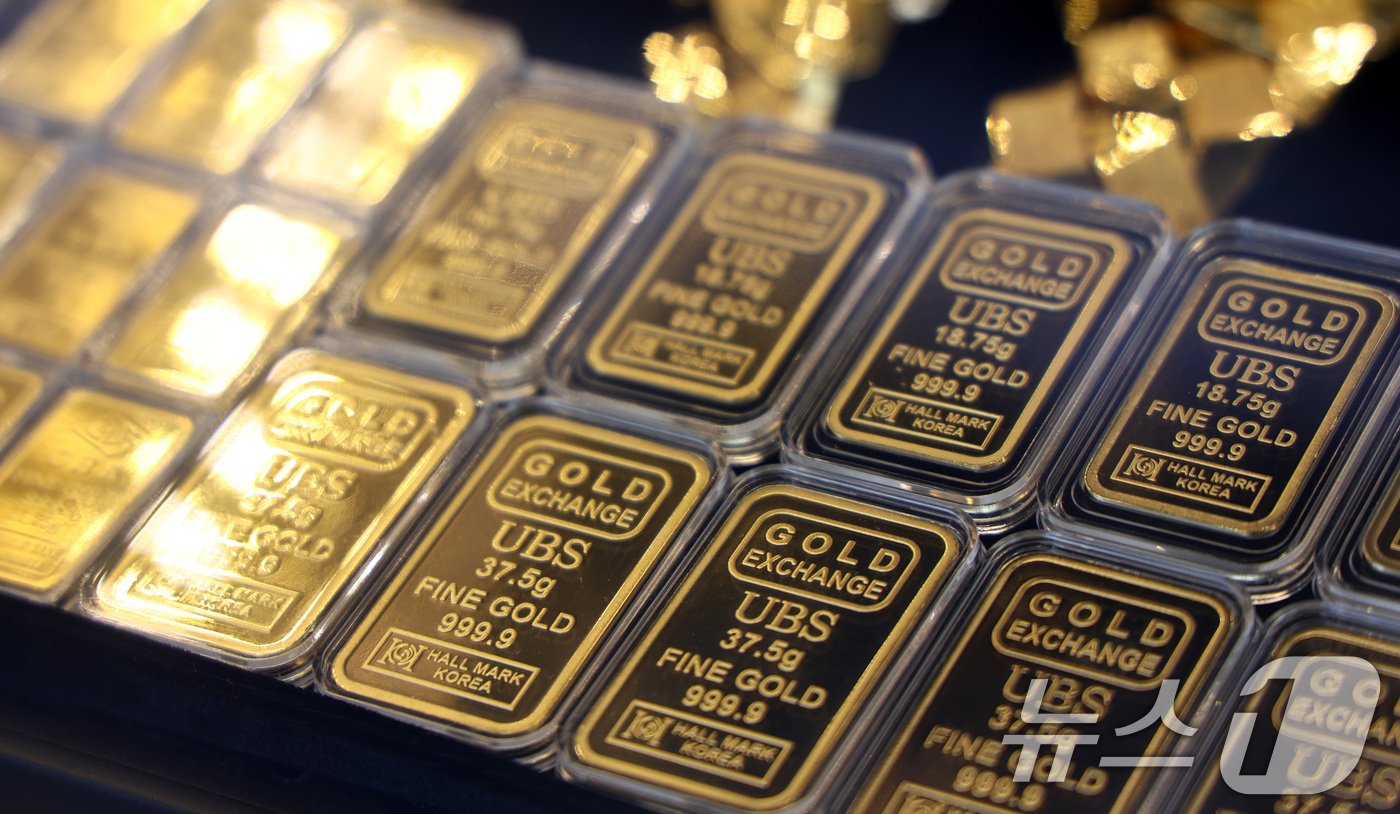 (서울=뉴스1) 최지환 기자 = 주말동안 국제 금·은 가격이 폭락한 후 진정세를 보이고 있는 2일 서울 시내 금은방에 골드바가 진열돼 있다.지난달 30일(현지시간)국제 원자재 시장 …