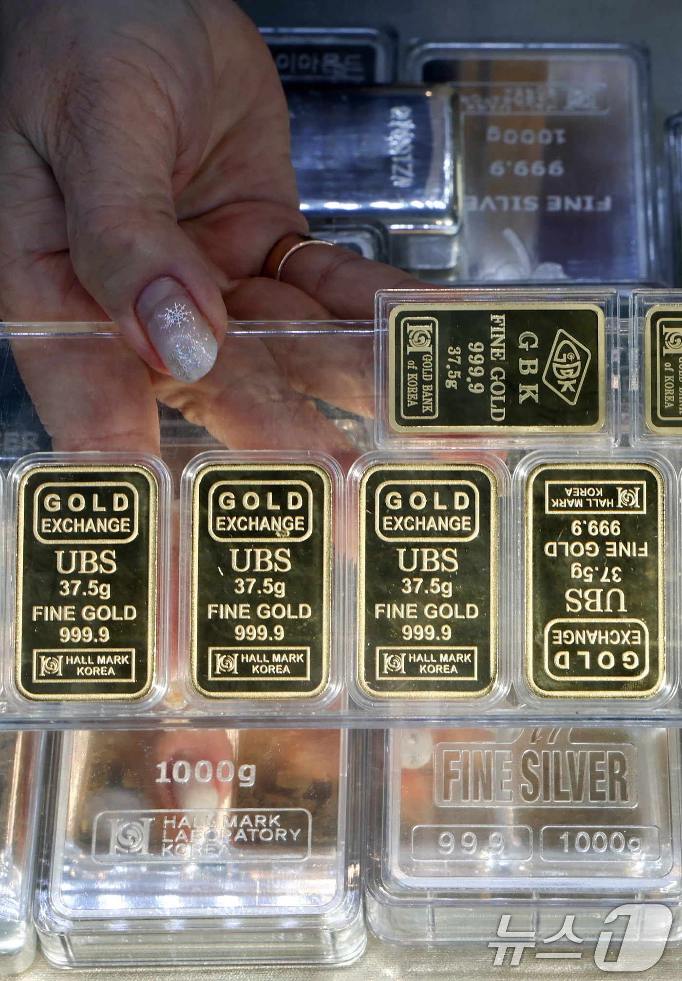 (서울=뉴스1) 최지환 기자 = 주말동안 국제 금·은 가격이 폭락한 후 진정세를 보이고 있는 2일 서울 시내 금은방에 금·은 제품이 진열되어 있다.지난달 30일(현지시간)국제 원자 …