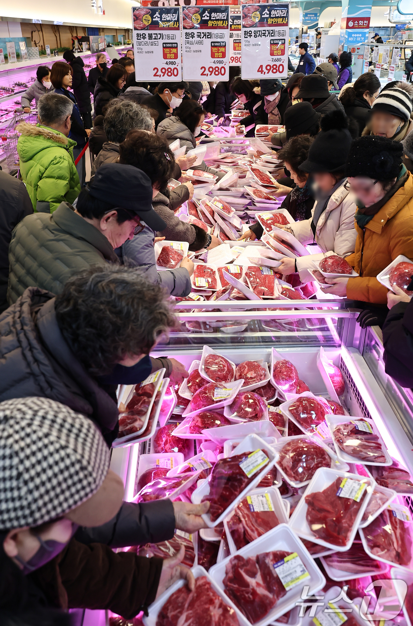 (서울=뉴스1) 김도우 기자 = 2일 서울 서초구 하나로마트 양재점에서 시민들이 한우 할인 상품을 구매하고 있다.농림축산식품부는 설을 맞아 2일부터 15일까지 농축협 하나로마트, …