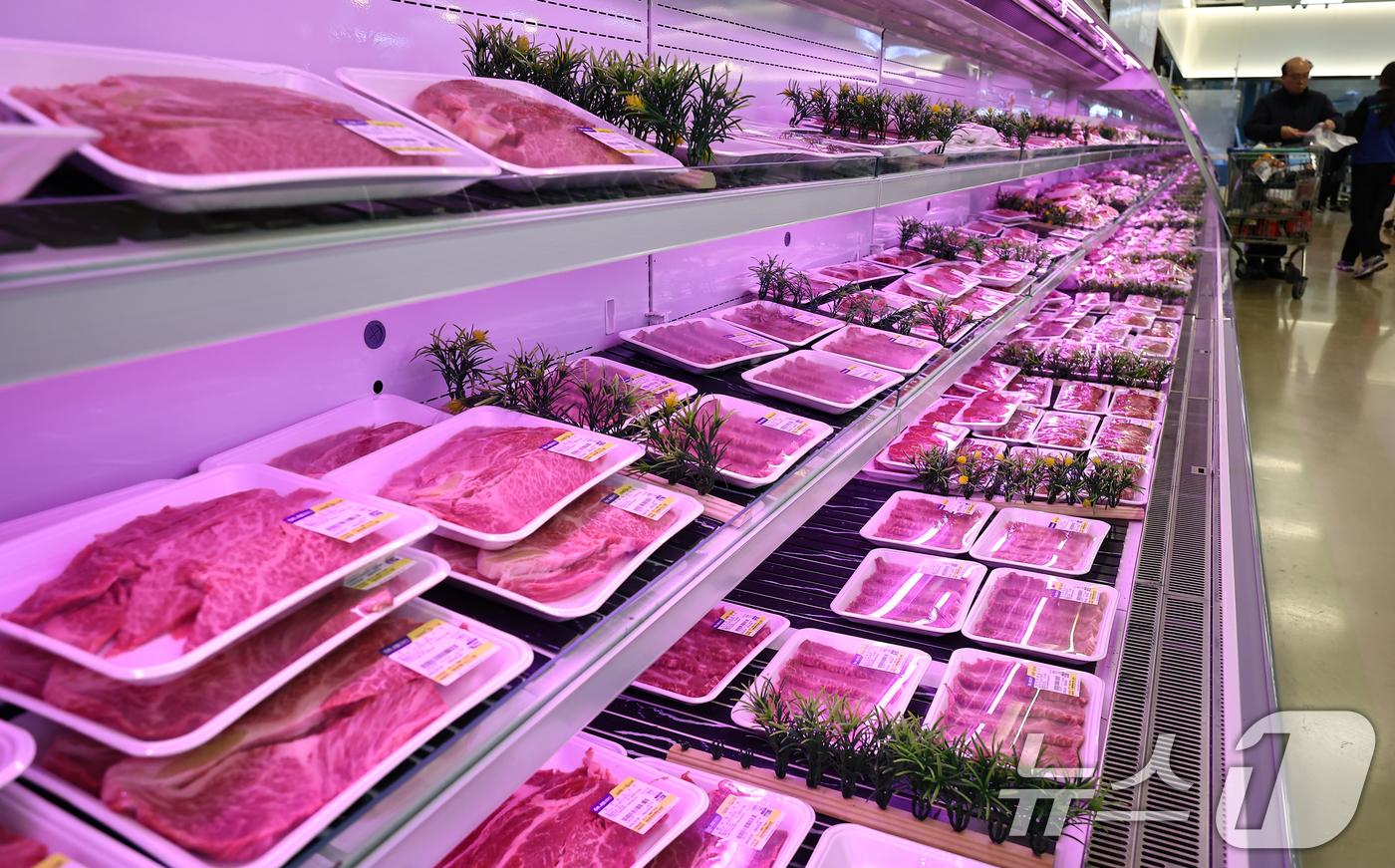 (서울=뉴스1) 김도우 기자 = 농림축산식품부는 설을 맞아 2일부터 15일까지 농축협 하나로마트, 대형마트 및 주요 온라인몰 등에서 '소(牛)프라이즈 대한민국 한우고기 할인행사'를 …